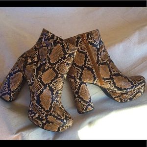 NWOT STEVE MADDEN PLATFORM BOOTS